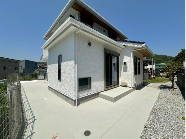 約82坪の敷地には、建物を囲う広々としたお庭スペースがございます