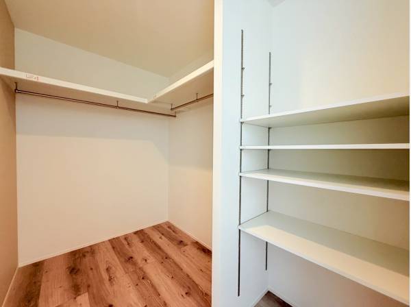 約7帖の居室にはバッグからお洋服まで収納可能な大容量WICも！