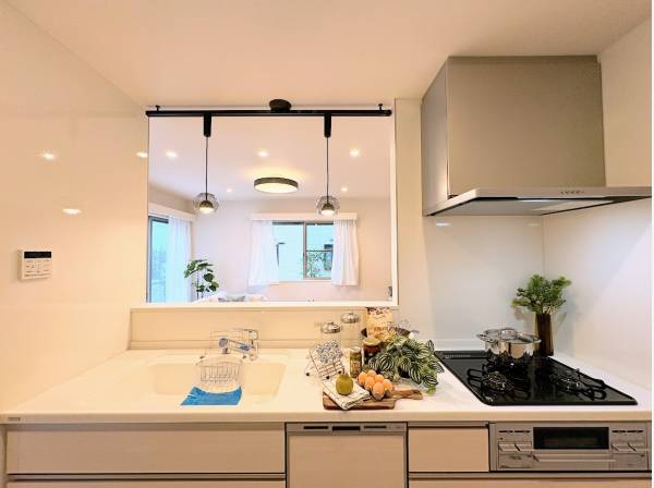 家族の顔を見渡せる対面キッチン