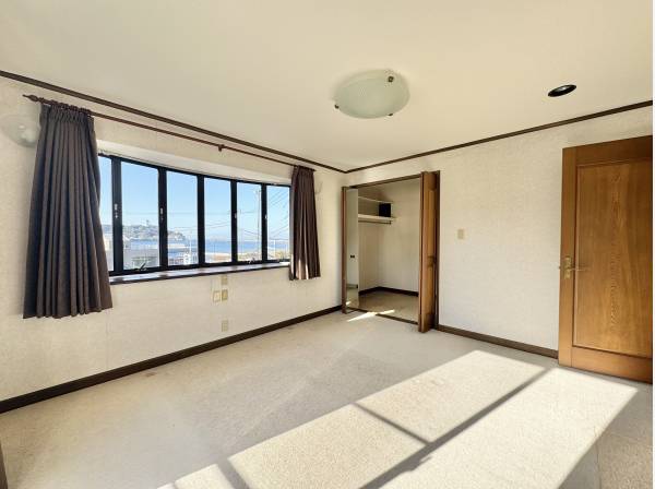 朝陽と海に包まれる心地よい洋室