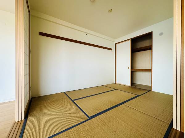 リビングに併設されている6帖の和室