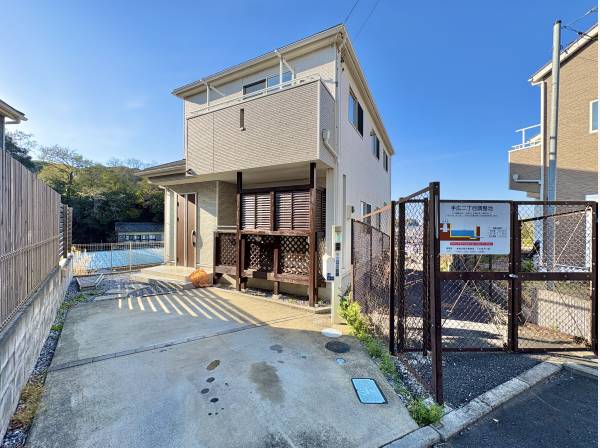 閑静な住宅地に馴染む落ち着いた色合いの外観