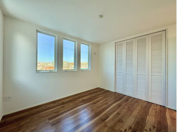 ルーバーの建具、大きな窓、とても魅力的です