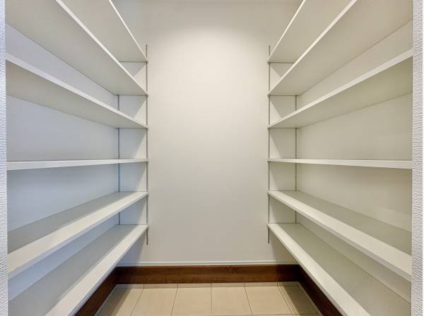 靴や小物をスマートに隠せ、生活感を出さない“すっきり玄関”が叶います。