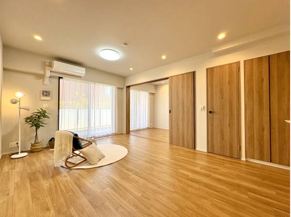 リビングからテラスへ繋がります。