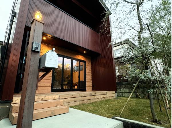 室内と外をつなぐ、木のデッキテラス