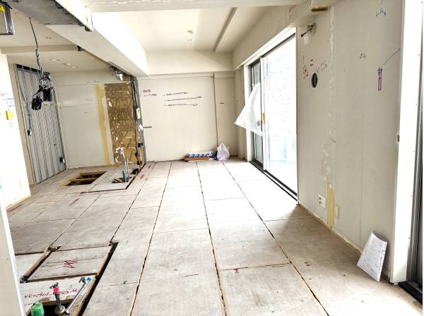 リノベ開始直後のリビング、み～んな張替えて素敵なお部屋に大変身！