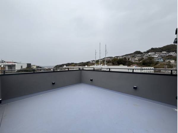 屋上バルコニーはとても広々としております。