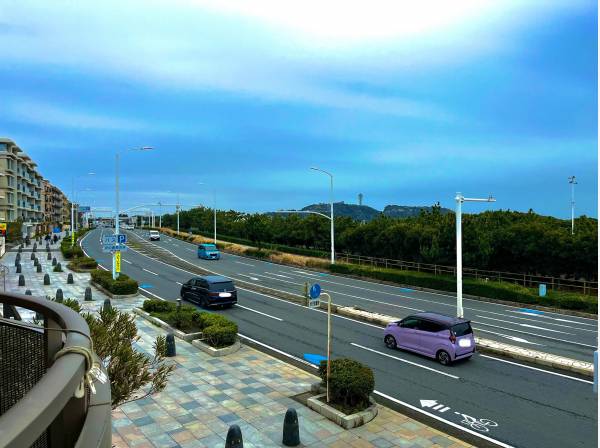 バルコニーからは江ノ島を眺めます。海までは徒歩1分（約80m）