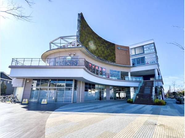 お店が点在するブランチ茅ヶ崎まで約110m / 徒歩2分
