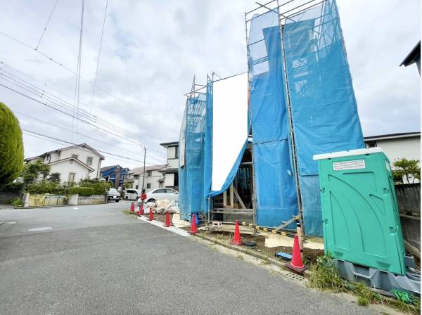 前面道路も広々としており開放感のある立地