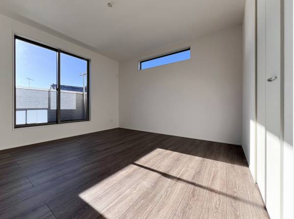 バルコニーに面した開放的な洋室