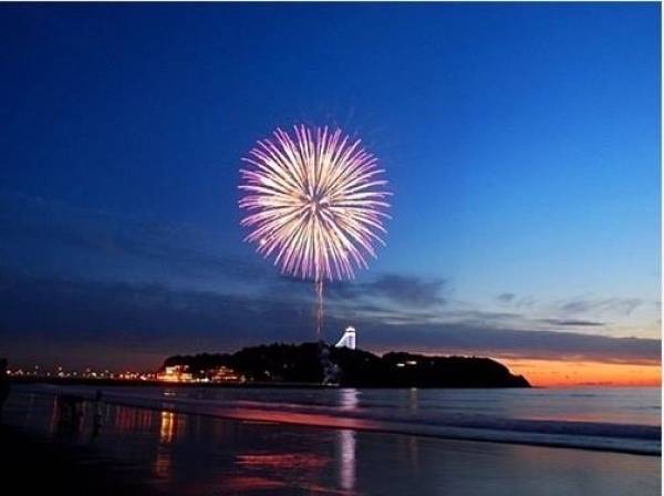 シーズンには江ノ島と美しい花火大会を望みます！