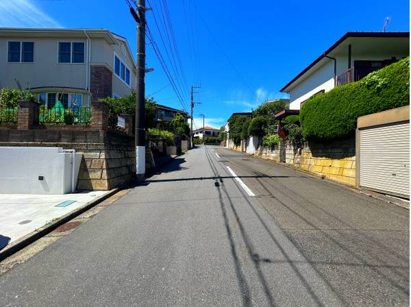 前面道路が広く駐車がラク