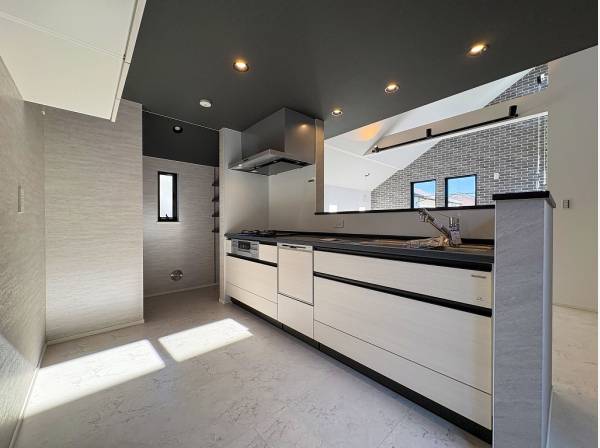 カップボードを置いてもゆとりがありそうなシックなキッチンスペース