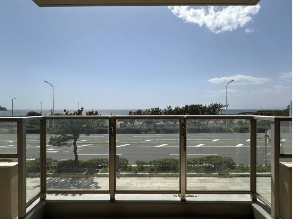 リビング・テラス・バルコニーから海を望む贅沢な眺望。正面に広がる海景色