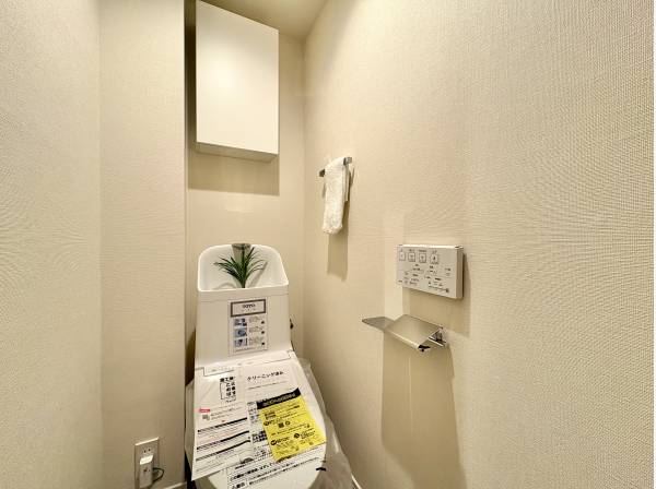 収納も備えたトイレ