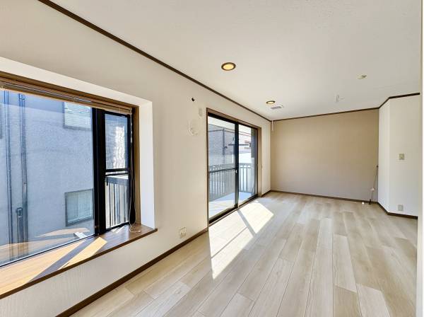 陽光が心地よく差し込む快適なリビングです