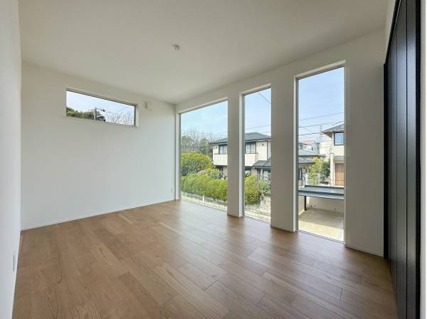 抜け感のある大きな3連窓が特徴的なお部屋