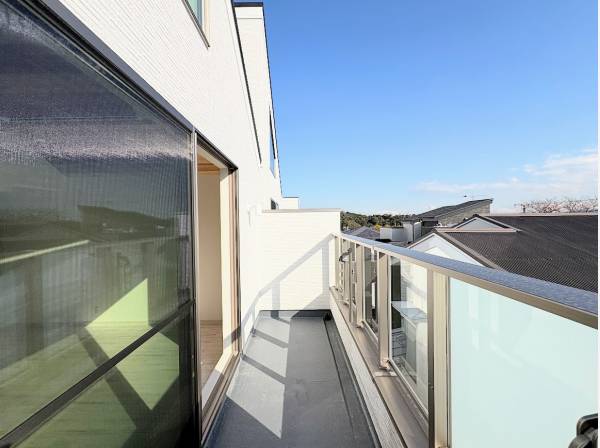 日当たりの良いワイドバルコニー