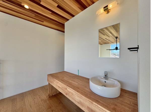 木の温もりを感じる造作洗面で、日常の身支度も心地よく整うひとときを。