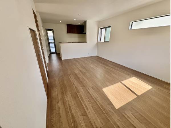 LDKは使いやすい長方形です。16.8帖あります。