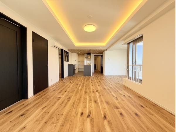 広々LDKはサンルームを含め28帖越え