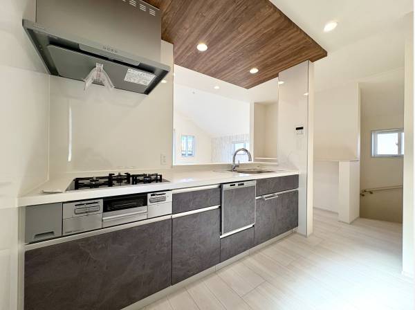 対面式システムキッチンは食洗機と浄水器付き