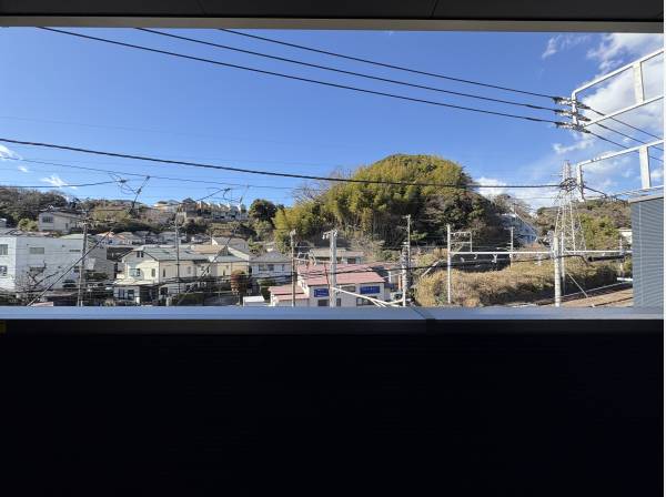 窓からは心地良い緑の景色を望みます