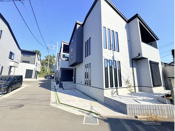 前面道路も広々してます。