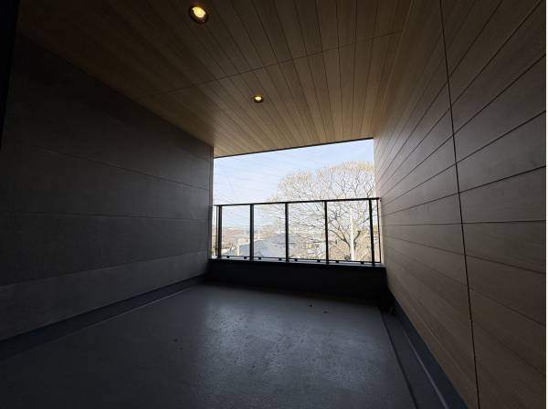 ２階のバルコニーにも天井がありますので、洗濯物・カフェなど自由に！