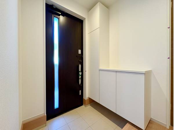 収納棚完備の玄関ホール