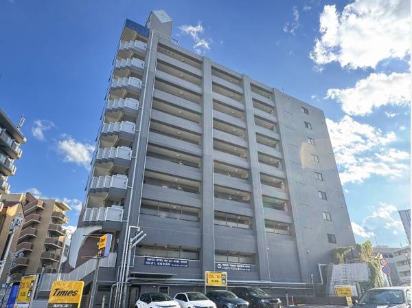 商業施設が多く建ち並び毎日のお買い物も快適な立地に佇みます