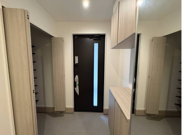 玄関には左右にクロークが有ります！