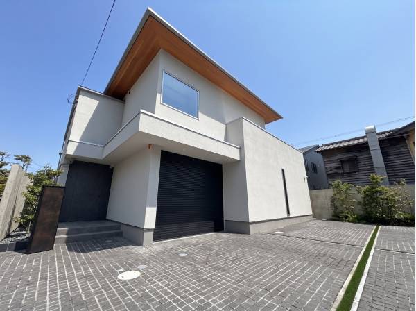 玄関扉は重圧な鉄扉を使用。防犯カメラも備え付けの安心邸宅です。