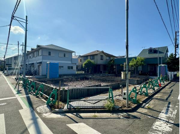 北西角地に位置している分譲地で、前面道路は幅員約8mと広々