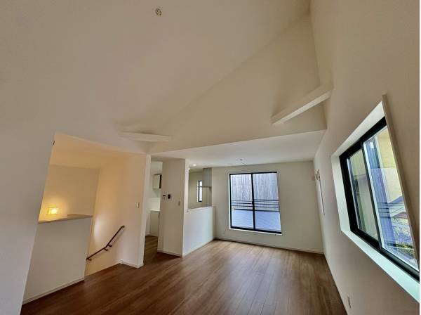 リビングは天井勾配で開放感がありますよ。