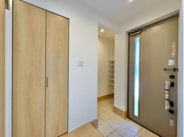 玄関ホールにもゆとりをもった設計ですので、訪問者の第一印象が違います。