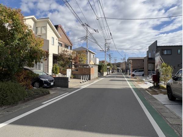 南側公道 幅員約6.2m/周囲には素敵な住宅が立ち並びます