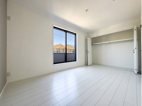 7帖超の主寝室は壁一面の収納が魅力的