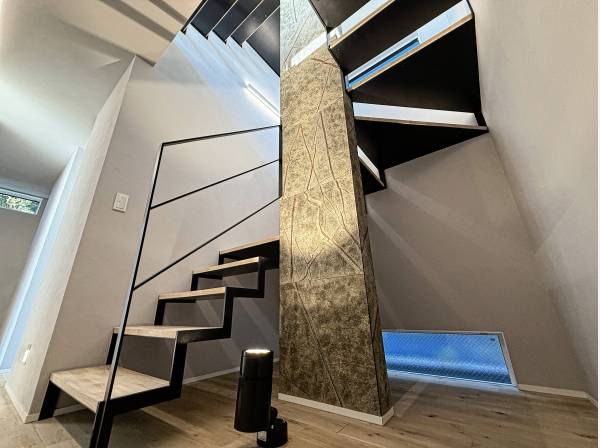 スケルトンのアイアン螺旋階段は見事です