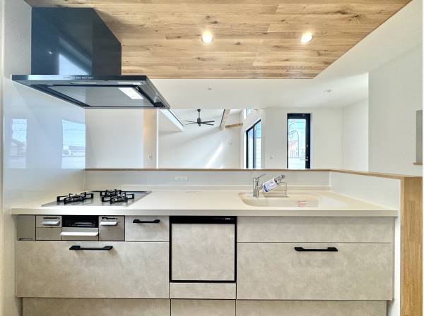 料理しながら会話も弾む、開放的な対面キッチン空間。