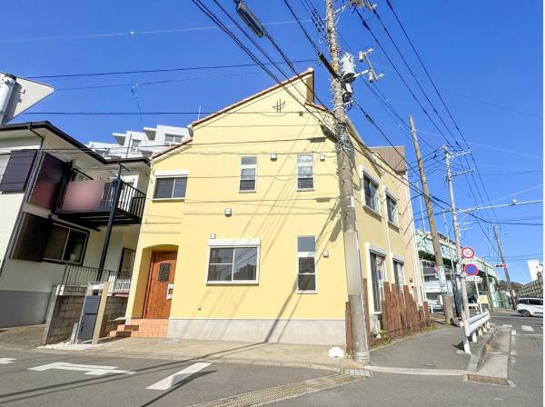 前面道路は幅員約8ｍとゆとりがあります