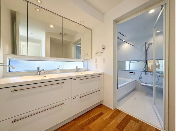 ツインボウルのゆとりある洗面スペースで朝の身支度もスムーズ