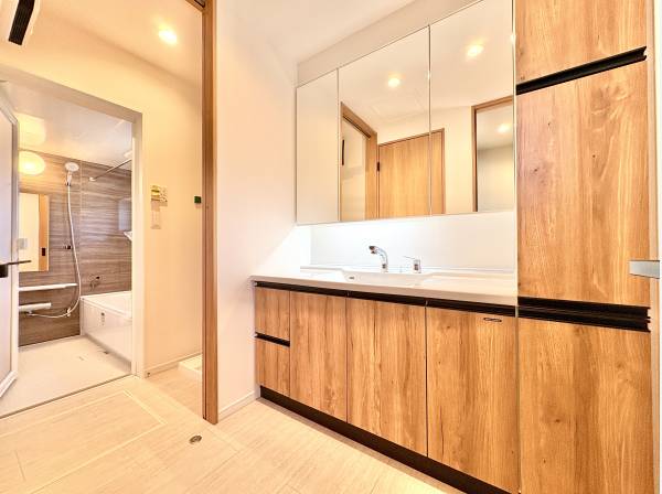 ゆとりあるスペースのパウダールームです。