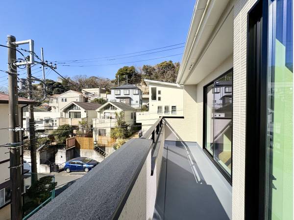 洗濯に便利な広さのバルコニー