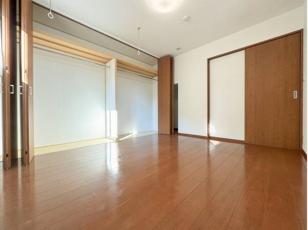 洋室には天井まで高さのある大きなクローゼットを完備