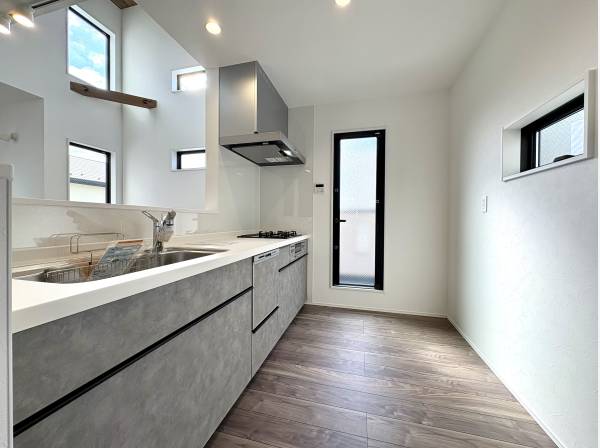 キッチン横には勝手口付き。対面式システムキッチンは食洗機と浄水器付き