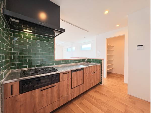 キッチンスペース、横手にはパントリーも完備