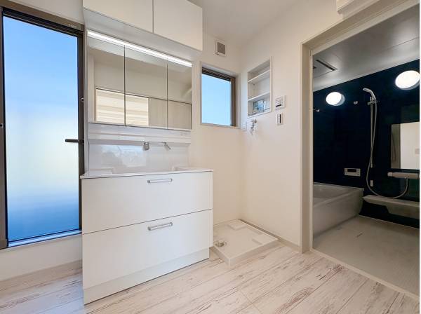 勝手口付きのパウダールーム・バスルーム